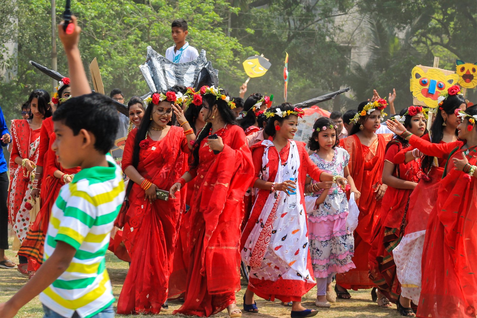 Bangladeshi_girls_wearing_traditional_sari_with_flower_crown_at_Pohela_Boishakh_celebration_2016_(02)-1